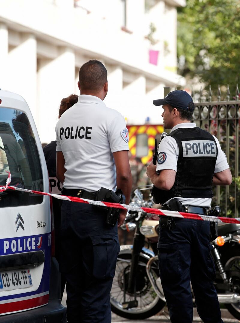 Parigi, auto travolge gruppo militari 6