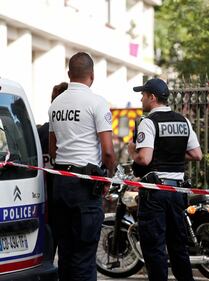 Parigi, auto travolge gruppo militari 6