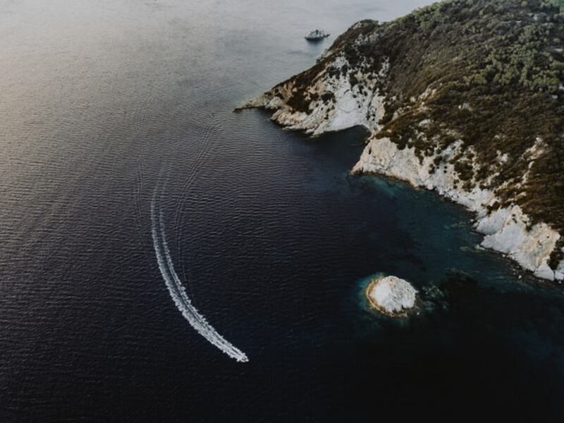 Elba, ritrovata la figlia dell’ex super poliziotto Pippo Micalizio: è rimasta in mare almeno 16 ore