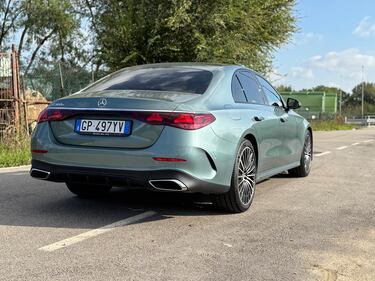 Mercedes Classe E 300e: guarda la gallery della berlina ibrida super lusso 16