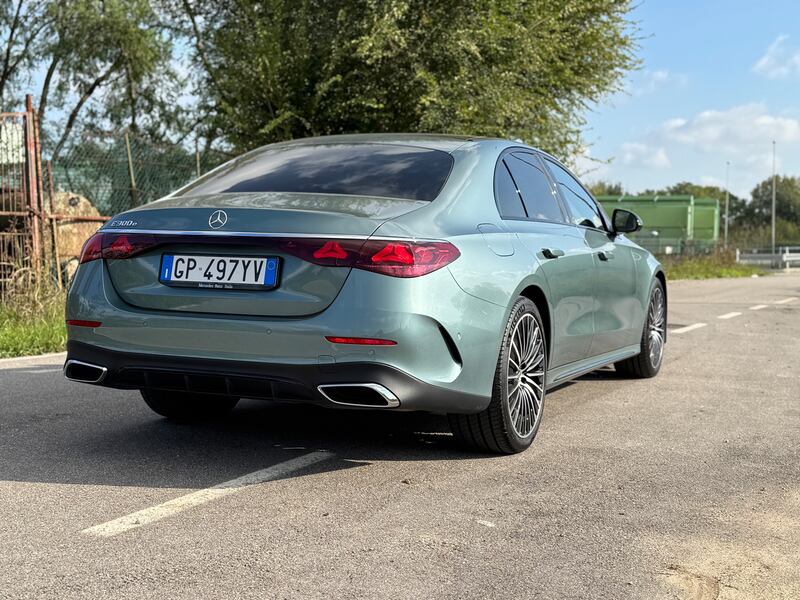 Mercedes Classe E 300e: guarda la gallery della berlina ibrida super lusso 16