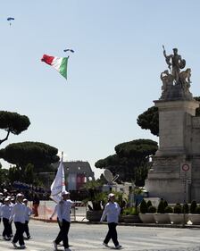 Un Tricolore calato dal cielo per onorare la Repubblica 3