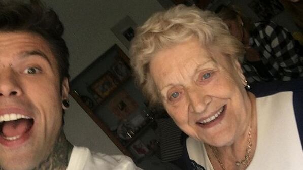 La nonna di Fedez è su Instagram. E il rapper provoca Salvini: "Manda anche lei i bacioni"
