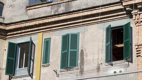 Tre immigrati gli occupano la casa: "Pagaci o ti portiamo via i bambini"
