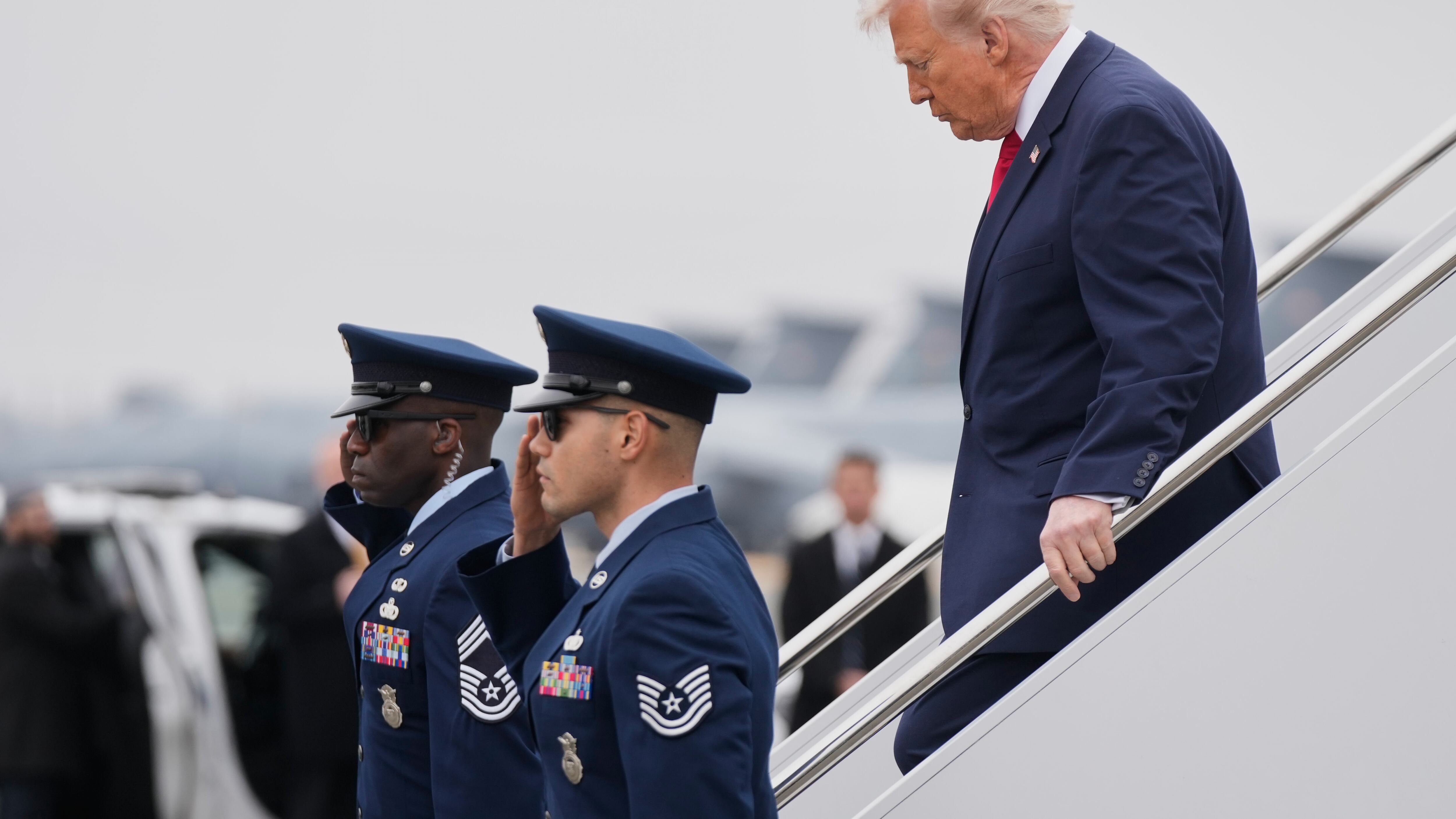 Linea dura di Trump tra i militari caduti. "Colpiremo più forte. Il mondo ci ringrazi"