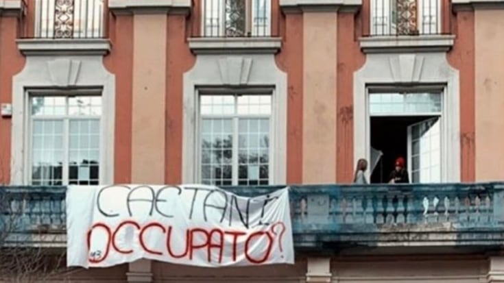 Gli studenti occupano il Caetani: aule danneggiate e libri distrutti