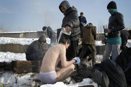 Immigrati bloccati a Belgrado costretti a lavarsi tra la neve 15