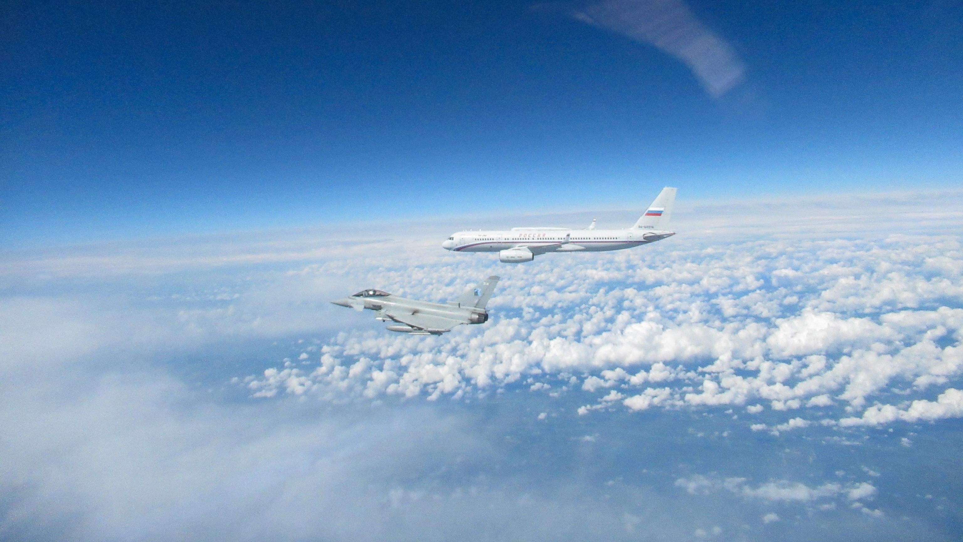 "Nessuna comunicazione". E i caccia Nato intercettano i jet russi: alta tensione sul Baltico