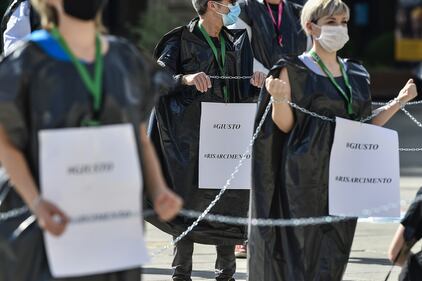 Torino, la protesta degli infermieri con striscione davanti alla Regione Piemonte. 3
