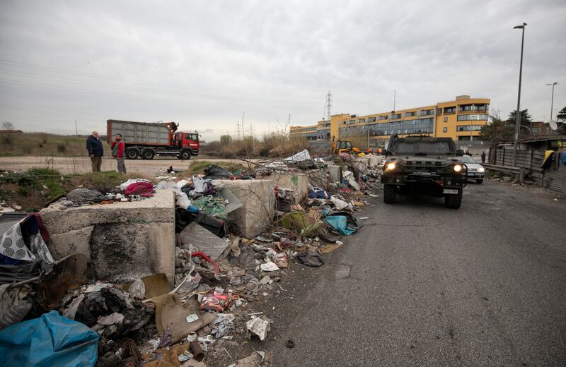 Roma, i militari all'ingresso del campo rom di via Salviati 4