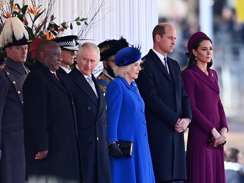 L'omaggio, la prima volta: cosa c'è dietro la spilla di Kate Middleton