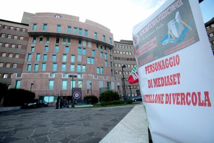"Non mollare": l'abbraccio di tifosi e fan a Berlusconi 15