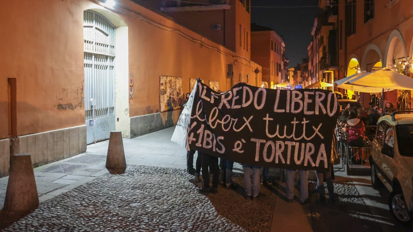 Anarchici, tutti prosciolti gli antagonisti che causarono disordini a Bologna: "Segnale di debolezza"