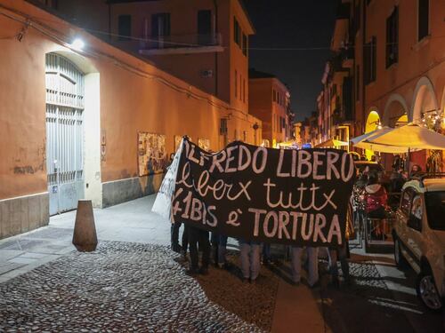 Anarchici, tutti prosciolti gli antagonisti che causarono disordini a Bologna: "Segnale di debolezza"
