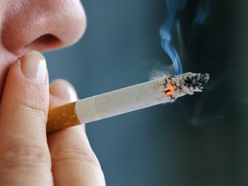 Sigaretta vietata alla guida: cosa rischia chi fuma al volante