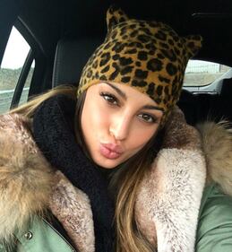 Cristina Buccino, scollatura hot a cena 25