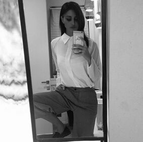 Belen sexy cameriera nel suo ristorante milanese 2