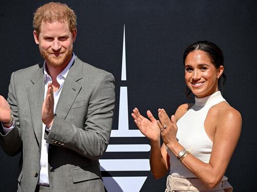 Guerra totale ai Windsor. Harry: "Mio padre mentì e William mi urlò contro"
