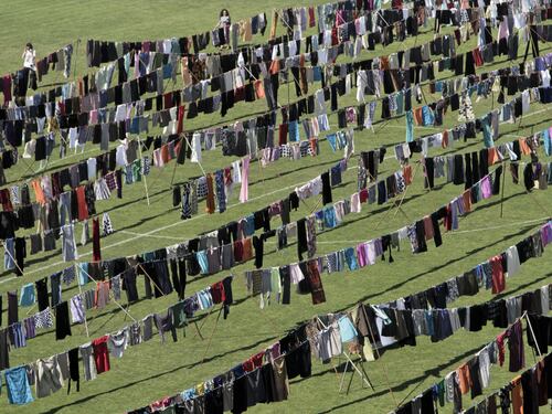 Kosovo, panni stesi per non dimenticare gli stupri in guerra