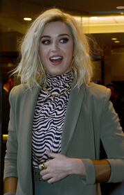 Katy Perry: denti sporchi sul red carpet 23