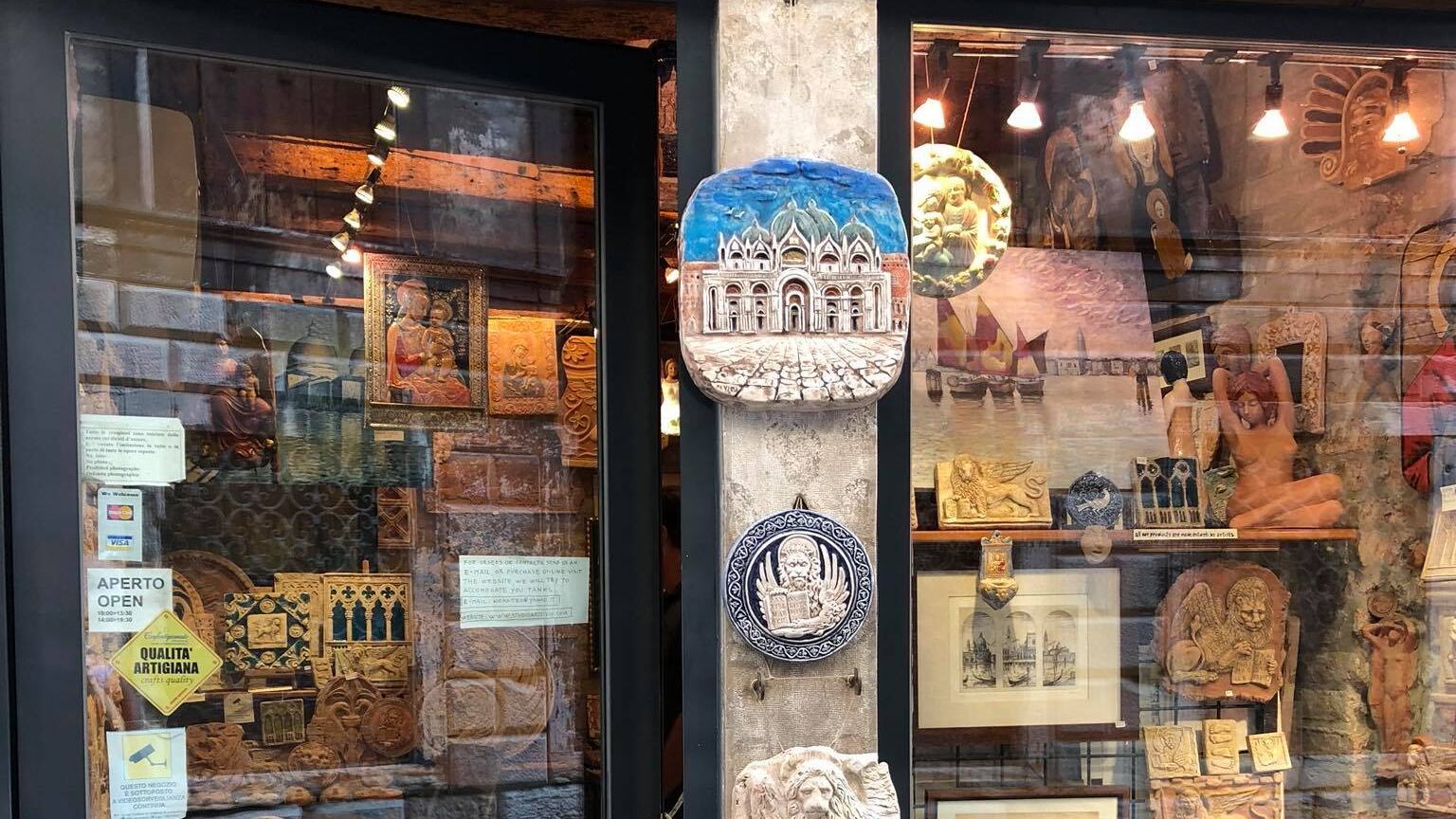 Venezia, giovane allontanato da un negozio: "Non vogliamo finocchi"