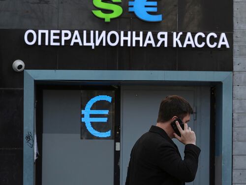 La Borsa russa riparte (ma solo a metà). E la Banca centrale apre il paracadute