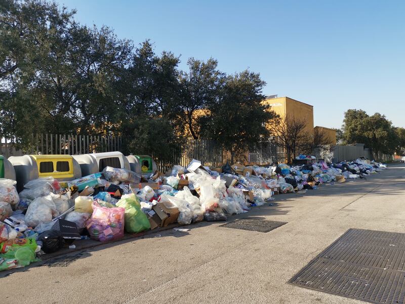 Napoli, le discariche di rifiuti davanti alle scuole 2