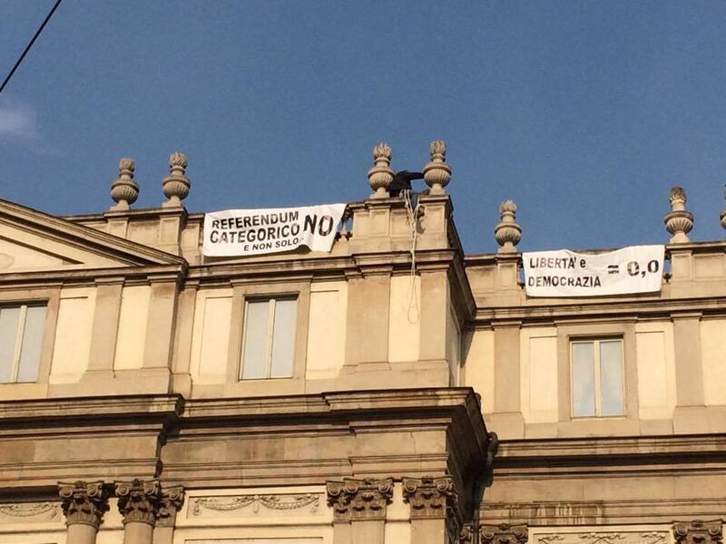 Milano, sul tetto della Scala per protesta 4