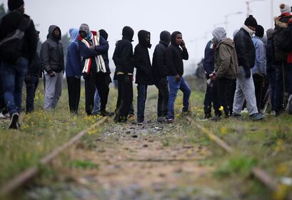 Migranti abbandonano il campo profughi di Calais 16