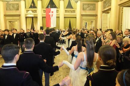 A Milano le debuttanti ballano il valzer. E c'è anche Cenerentola 35