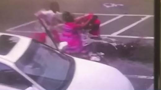Usa, madre litiga con una donna e fa cadere il figlio neonato sull'asfalto