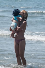Michelle Hunziker, sexy in spiaggia con le figlie 20