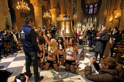 Blitz delle Femen a Notre Dame: la Chiesa le denuncia 2