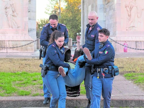 Arco imbrattato, lezione agli attivisti. I giudici: “Così non si salva l’ambiente”