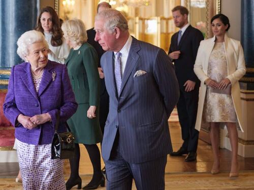 Il duro mestiere di regina: l’imparzialità di Elisabetta II. Così "ignora" Kate e Meghan