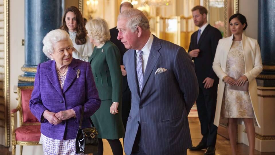 Il duro mestiere di regina: l’imparzialità di Elisabetta II. Così "ignora" Kate e Meghan