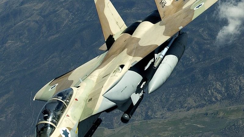 Golan, l'aviazione israeliana colpisce due carri armati siriani