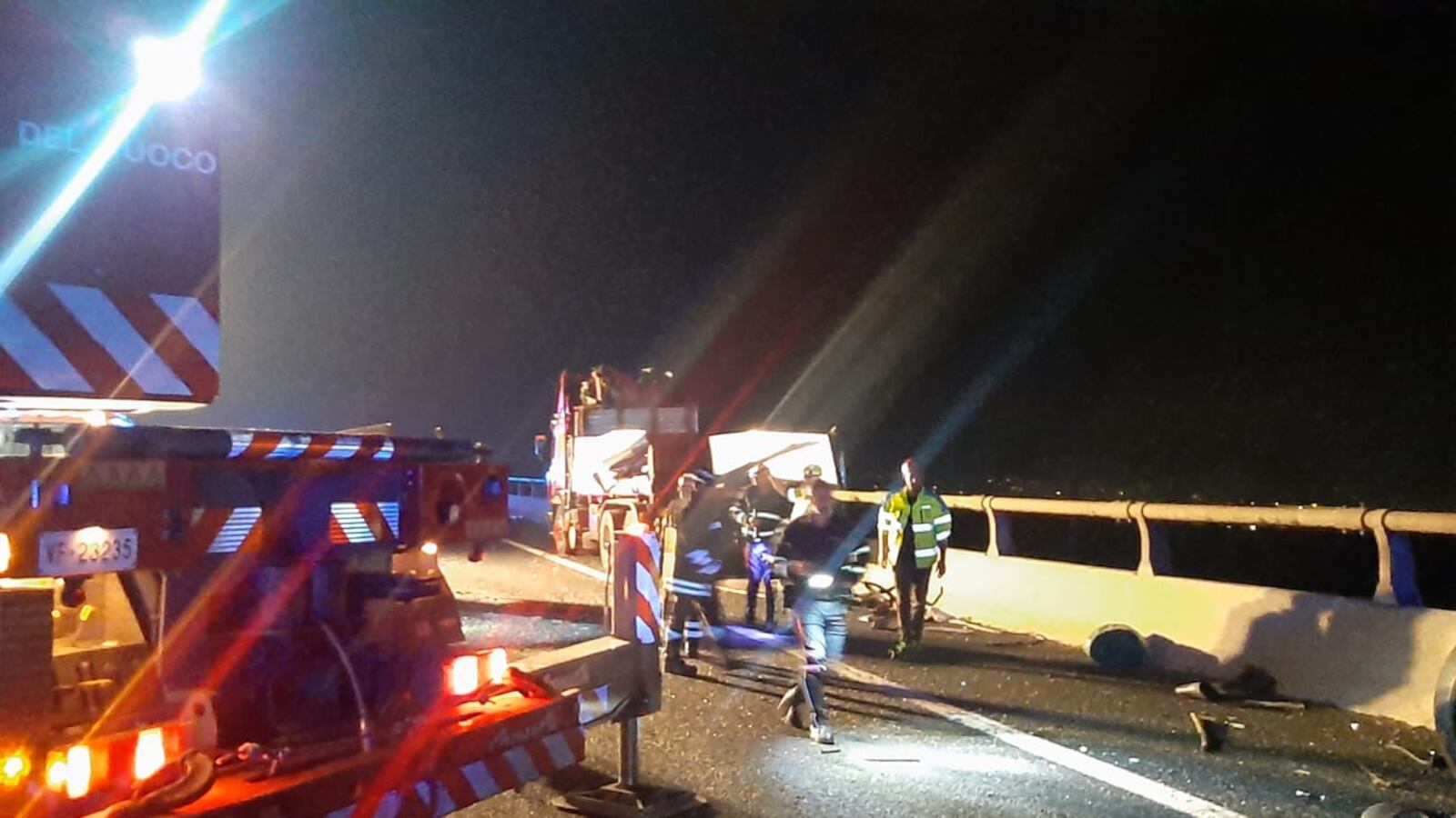 Morti e feriti sulla A1: scontro frontale tra un tir e il bus che trasferiva immigrati