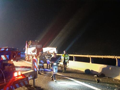 Morti e feriti sulla A1: scontro frontale tra un tir e il bus che trasferiva immigrati