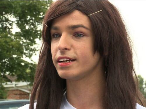 Trans usa i bagni femminili al liceo. Ma i compagni di scuola si ribellano