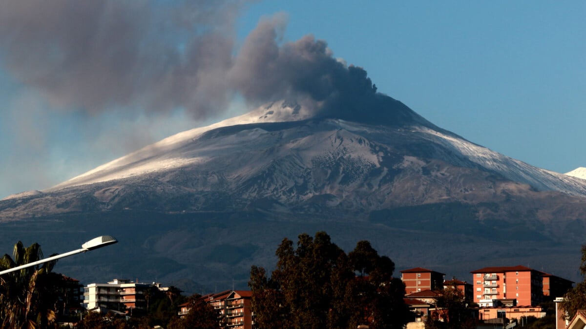 Etna, tonnellate di cenere in strada dopo l'eruzione: stop alle moto a Catania