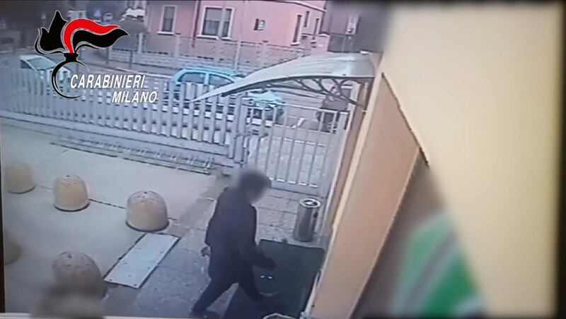 Stupro di locate, le immagini dell'aggressore 9