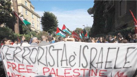 Roma si salva dalla devastazione. Cori contro Israele
