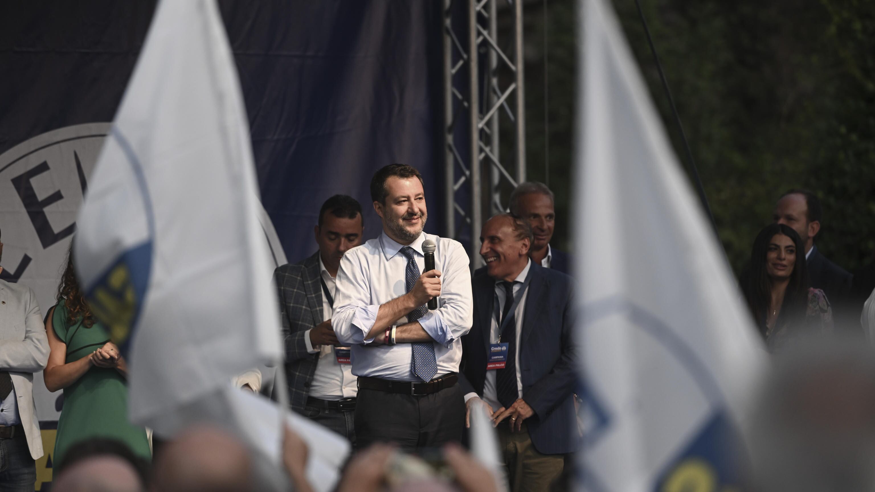 "Cantala tu...". Salvini gela così la Iena