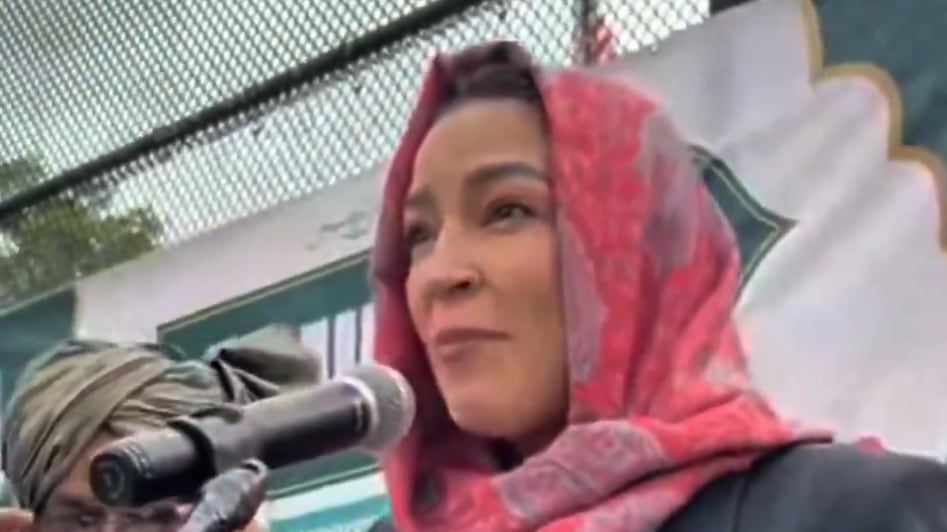 La pasionaria femminista col velo islamico: il cortocircuito della Ocasio-Cortez