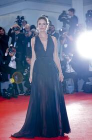 Venezia 72, Alessandra Ambrosio incanta con l'abito trasparente 25