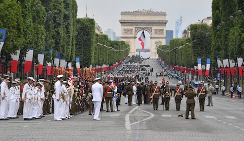 Parigi, parata per la festa del 14 luglio 16