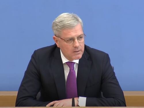 Il falco tedesco del dopo-Merkel vuole rovinarci: "Basta prestiti all'Italia"