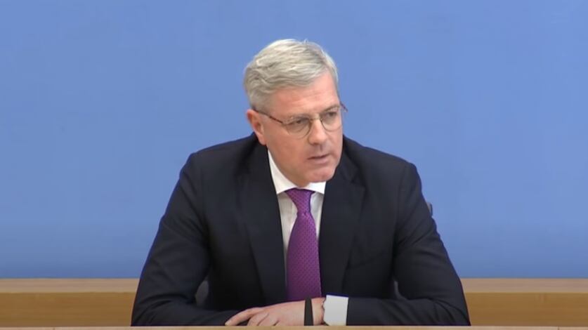 Il falco tedesco del dopo-Merkel vuole rovinarci: "Basta prestiti all'Italia"