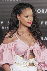 Rihanna, scollatura mozzafiato sul seno 13